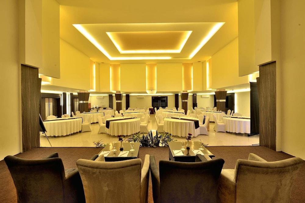 Dafam Hotel Cilacap Exterior photo