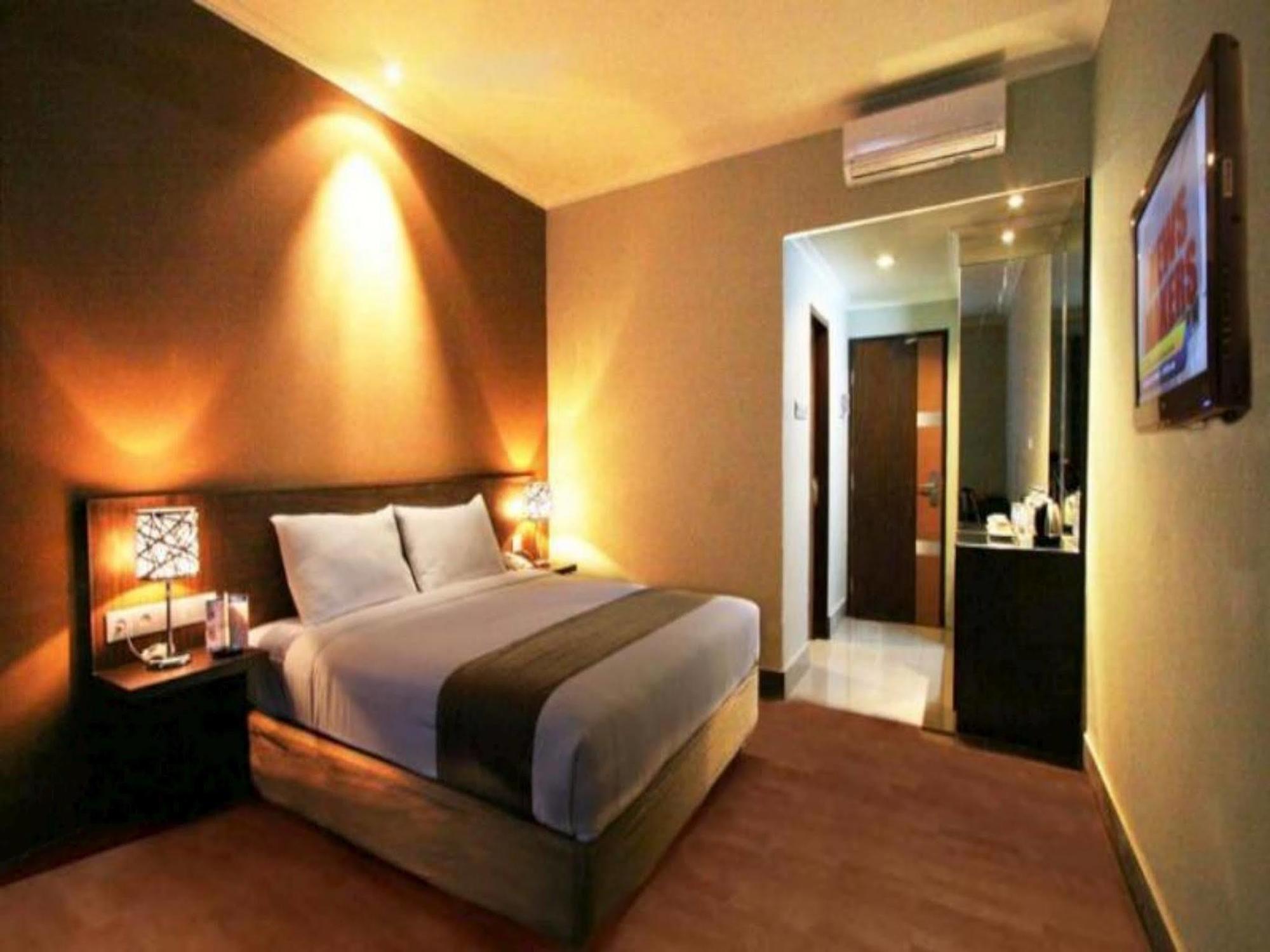 Dafam Hotel Cilacap Exterior photo